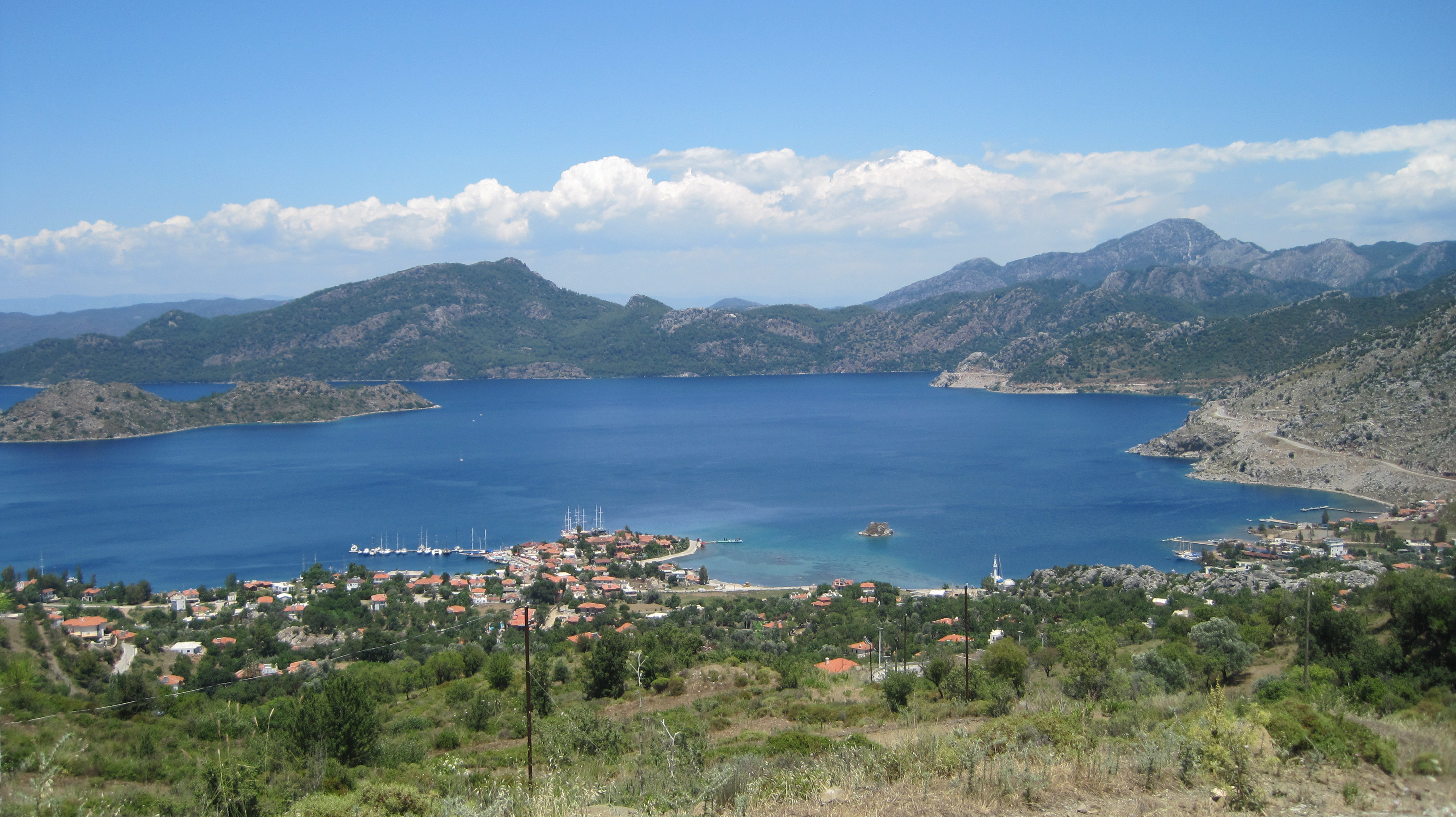 Selimiye Gezi Rehberi: Sahil, Sığliman ve Tarihî İzler rehberini temsil eden Marmaris ve Hisarönü görünümü