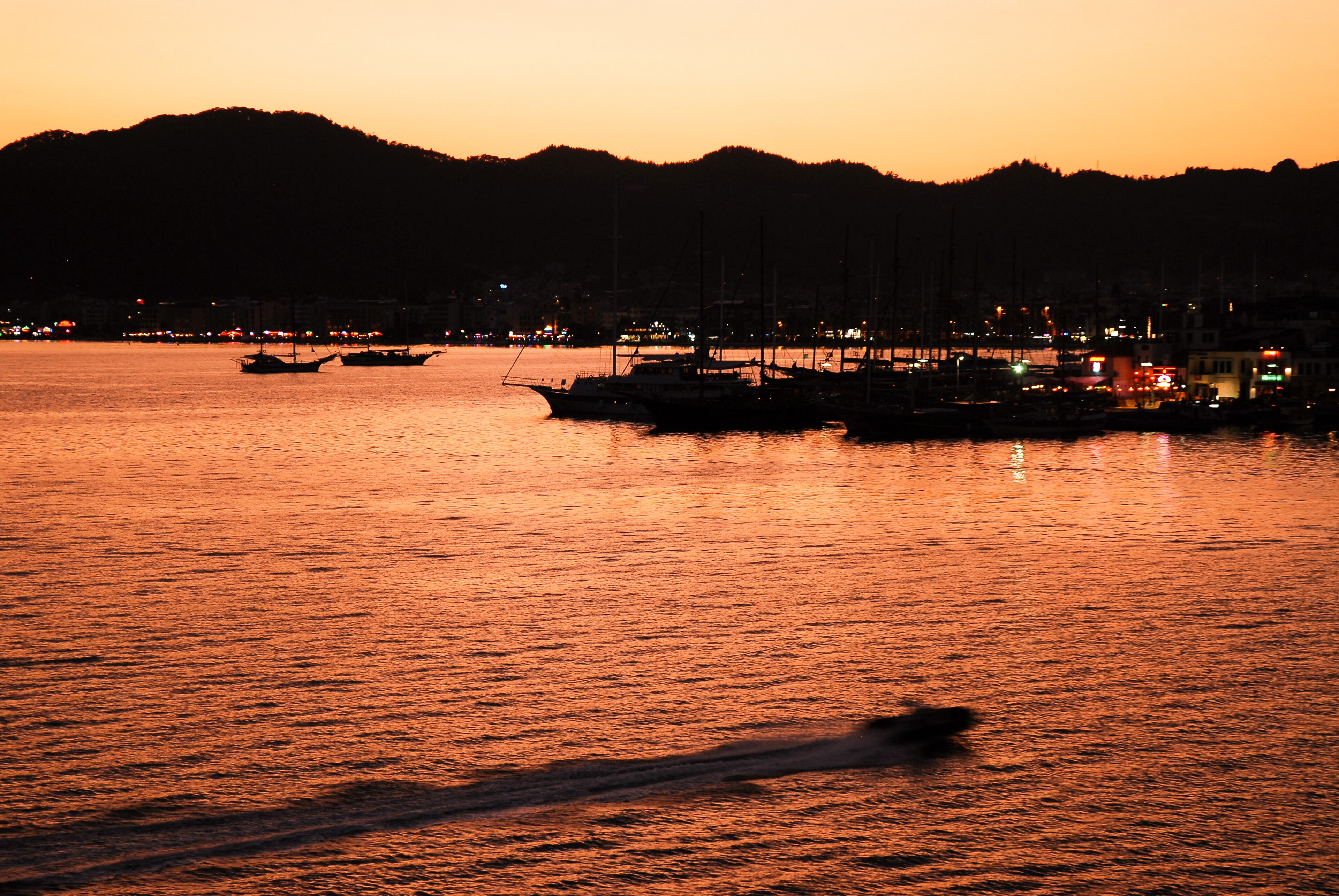 Gün Batımı Noktaları rehberini temsil eden Marmaris ve Hisarönü görünümü