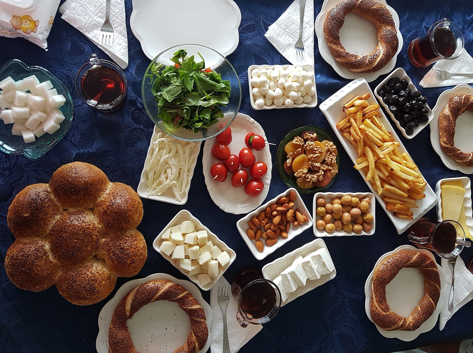 Yerel Restoranlar ve Kahvaltı rehberini temsil eden Marmaris ve Hisarönü görünümü
