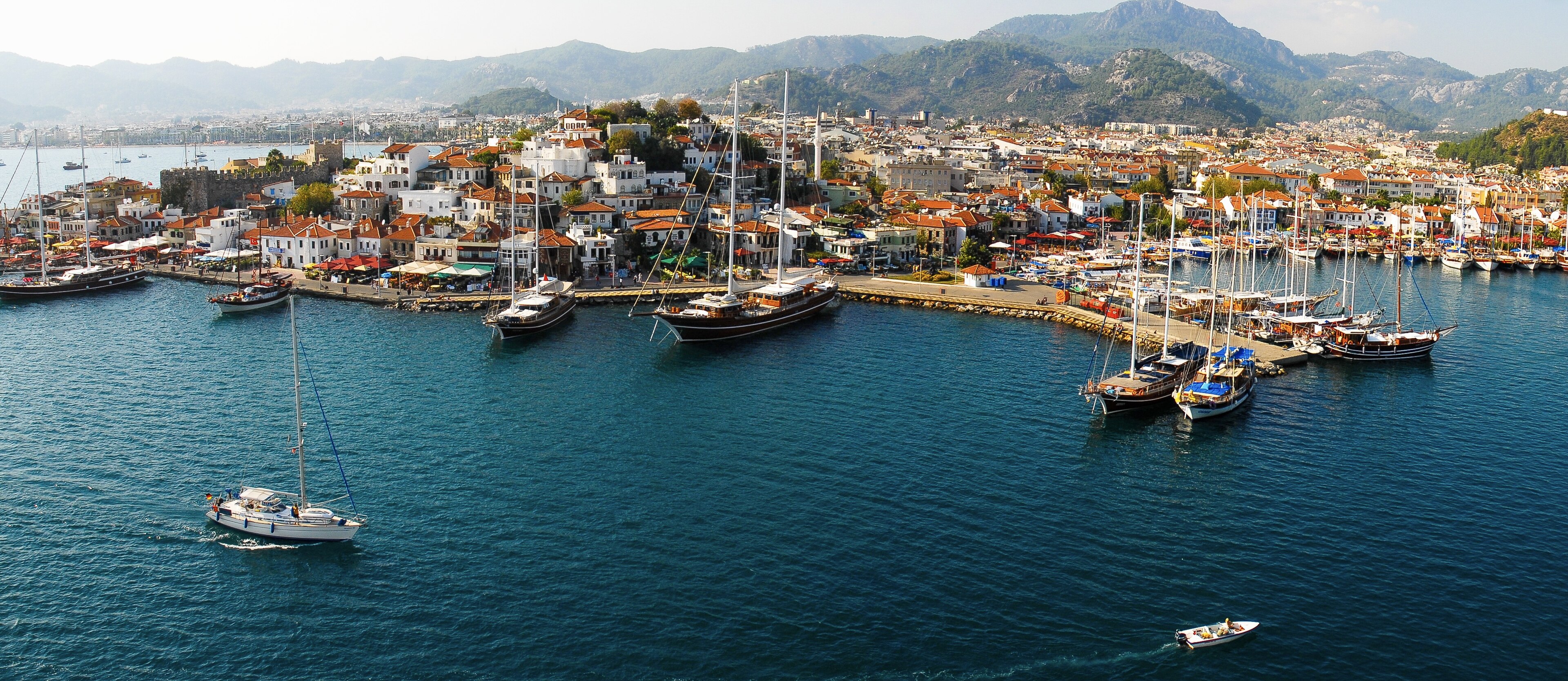 Hisarönü mü, Marmaris Merkez mi? rehberini temsil eden Marmaris ve Hisarönü görünümü
