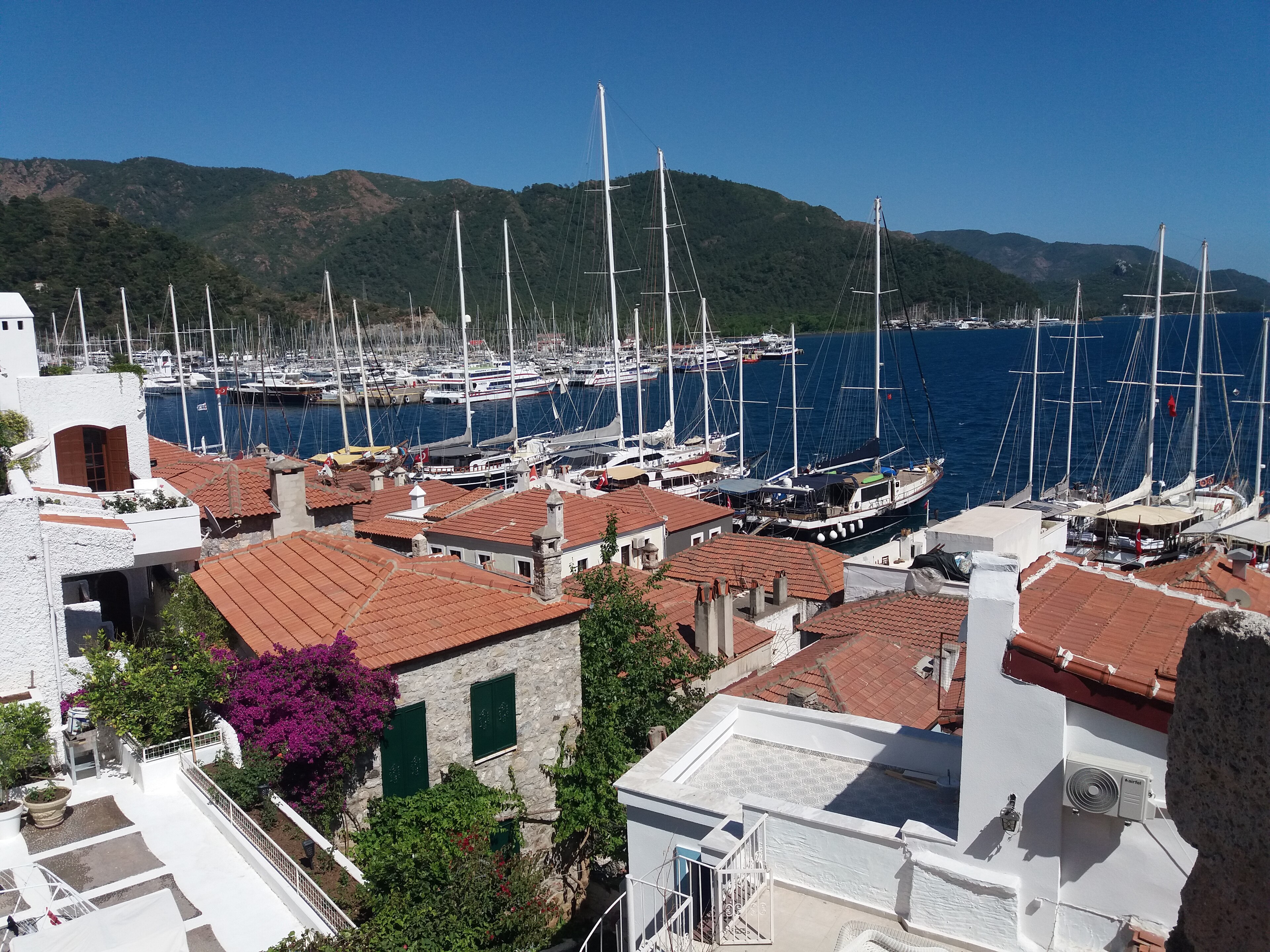 Marmaris’te 3, 5 ve 7 Günlük Gezi Planı rehberini temsil eden Marmaris ve Hisarönü görünümü